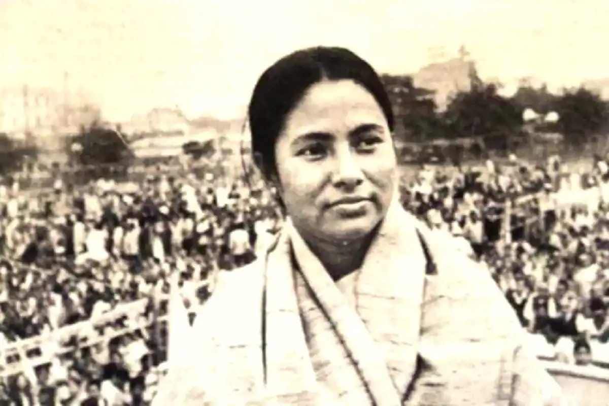 ममता बॅनर्जी (Mamata Banerjee) यांचा जन्म 5 जानेवारी 1955 रोजी पश्चिम बंगालची (West Bengal राजधानी कलकत्ता (आता कोलकाता) येथे एका ब्राह्मण कुटुंबात झाला. ममता यांनी वयाच्या 15 व्या वर्षी उच्च माध्यमिक परीक्षा उत्तीर्ण केली आणि त्याच वर्षी त्यांनी राजकारणातही (Politics) प्रवेश केला. त्यांचे वडील प्रोमिलेश्वर बॅनर्जी हे स्वातंत्र्यसैनिक होते. अशा स्थितीत ममता 17 वर्षांच्या असताना वैद्यकीय सुविधांअभावी त्यांच्या वडिलांचा मृत्यू झाला. (फाइल फोटो)