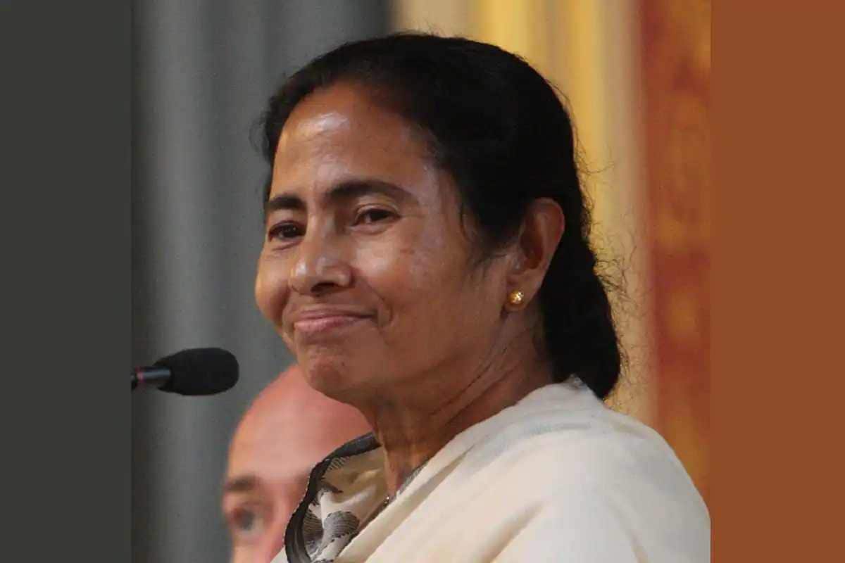ममता बॅनर्जी (Mamata Banerjee) यांनी बीए केल्यानंतर कोणत्या विषयात पदव्युत्तर पदवी घेतली हे फार कमी लोकांना माहिती आहे. यामध्ये त्यांचा इस्लामिक इतिहास (Islamic History) हा विषय होता. पण त्यांना कायद्याचाही अभ्यास करायचा होता. त्यांनी जोगेशचंद्र चौधरी महाविद्यालयातून कायद्याचे शिक्षणही पूर्ण केलं आहे. शिक्षणादरम्यान त्यांनी काँग्रेस पक्षात प्रवेश केला आणि विद्यार्थी परिषदेची स्थापना केली. त्यांनी दीर्घकाळ काँग्रेससाठी काम केले आणि संघटनेच्या प्रमुख पदांवरही पोहोचल्या. 1984 च्या निवडणुकीत कम्युनिस्ट पक्षाचे ज्येष्ठ नेते सोमनाथ चॅटर्जी यांचा पराभव करून त्या खासदार झाल्या. (फोटो: विकिमीडिया कॉमन्स)