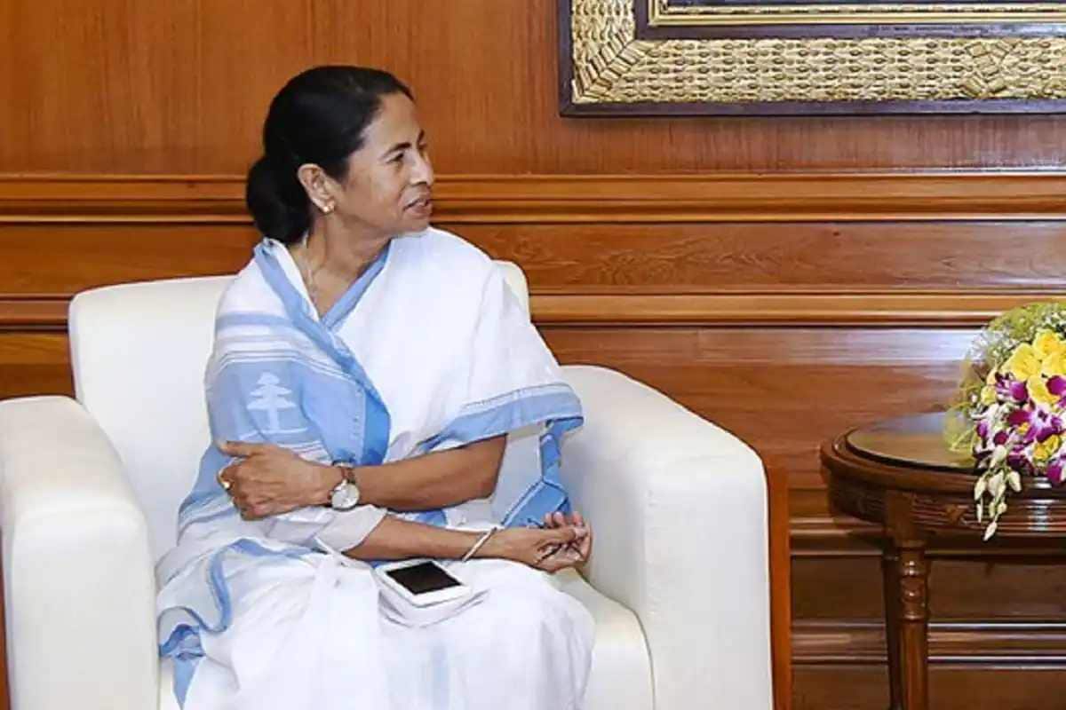 ममता बॅनर्जी (Mamata Banerjee) यांच्या वैयक्तिक आयुष्याबद्दल फारसे माहिती नाही. कारण, त्यांचे वैयक्तिक आयुष्य नगण्य आहे. त्यांनी लग्न केलं नाही. त्यांच्या कुटुंबात त्यांचे 6 भाऊ आणि त्यांची मुले यांचा उल्लेख आहे. त्यांचा पुतण्या अभिषेक हा त्यांचा राजकीय उत्तराधिकारी मानला जातो. त्या मुख्यतः निळ्या रंगाचा पट्टा (Saree of Mamata Banerjee) असलेल्या पांढऱ्या साडीत दिसतात. तर पायात चप्पल घातलेली दिसते. (फोटो: विकिमीडिया कॉमन्स)
