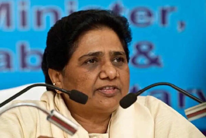 2022 च्या विधानसभा निवडणुकीमुळे (Assembly Elections 2022) सर्वांचे लक्ष उत्तर प्रदेशातील राजकारणाकडे लागले आहे. सत्ताधारी भाजपला आव्हान देण्यासाठी सपा, काँग्रेस आणि बसपा प्रमुख दावेदार मानले जातात. कोणता पक्ष किंवा नेता कधी काय जाहीर करणार यावरही बारीक लक्ष ठेवले जात आहे. बसपा (BSP) सुप्रीमो मायावती यांचा 15 जानेवारीला वाढदिवस (Mayawati Birthday) आहे. अशा परिस्थितीत ती नक्कीच काहीतरी मोठी घोषणा करू शकते, अशी अपेक्षा आहे. असे असले तरी सध्या त्या निवडणूक लढवणार की नाही, यावर चर्चा सुरू आहे. चला, या निमित्ताने जाणून घेऊया त्यांच्या जीवनाबद्दल. (फोटो: विकिमीडिया कॉमन्स)