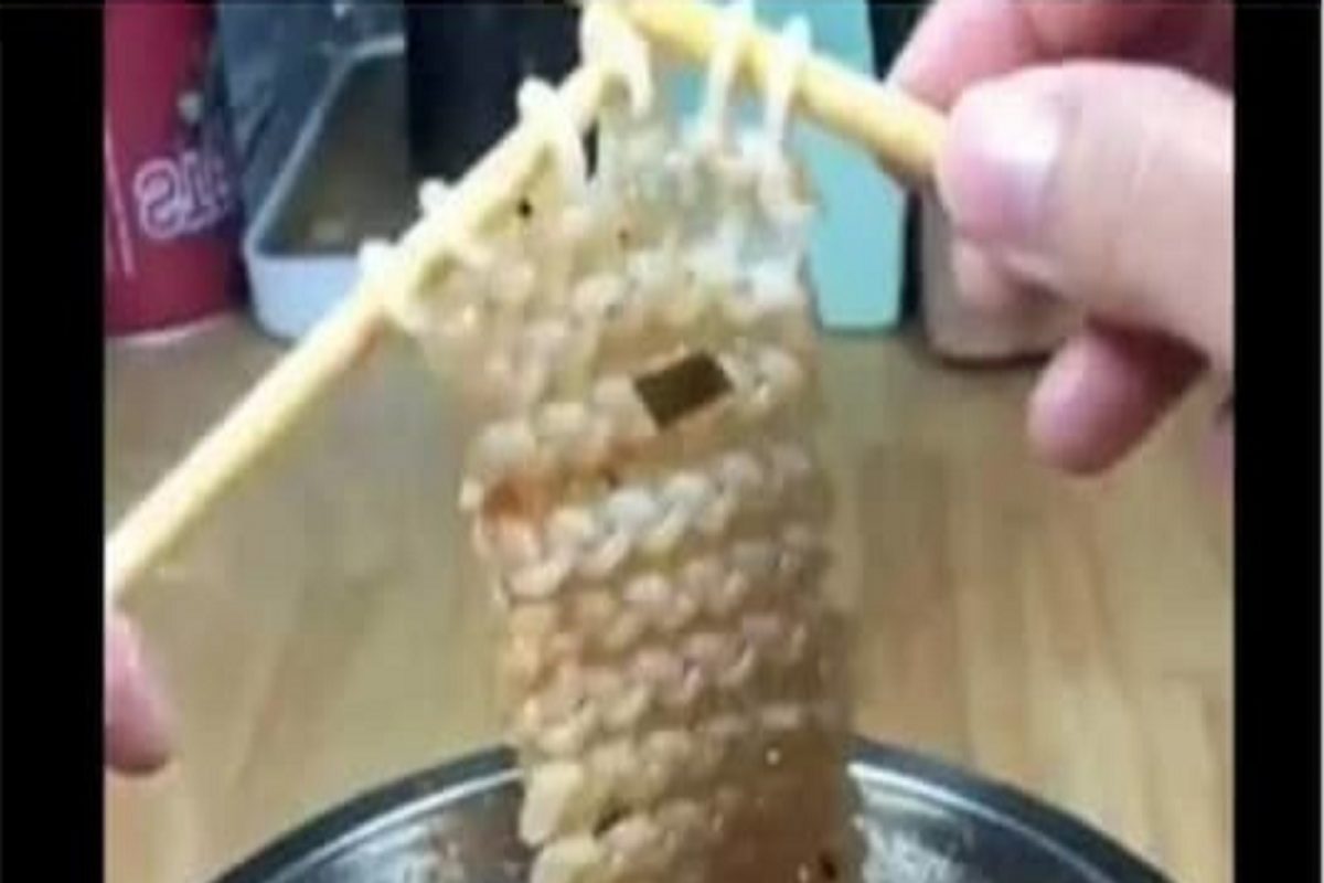 महिलेने तर कमालच केली! चक्क Noodles पासून बनवला Scarf; कसं ते तुम्हीच पाहा VIDEO