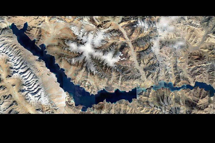 पॅंगॉन्ग तलाव (Pangong Lake) हे पूर्व लडाखपासून (Ladakh) पश्चिम तिबेटपर्यंत पसरलेले प्रसिद्ध तलाव आहे. आज त्यातील 50 टक्के भाग तिबेट, चीनमध्ये (China) आणि 40 टक्के भारतात येतो. त्याच वेळी, उर्वरित भाग भारत आणि चीनमधील बफर झोनमध्ये येतो. हा तलाव 134 किमी लांब आहे. भारतात, जे या सरोवराचा एक तृतीयांश भाग आहे, तो 135 किमी लांबीचा बूमरँग आकाराचा भाग आहे, जो 14 हजार फूट उंचीवर आहे. (फोटो: सायन्सिनियम विकिमीडिया कॉमन्स)