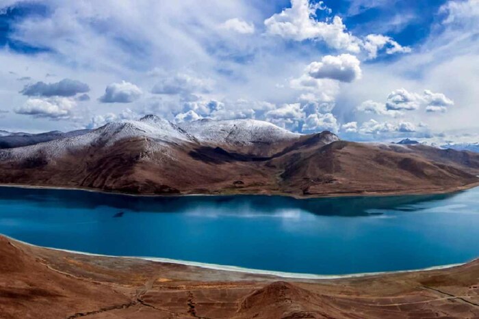 लडाखमधील पँगॉन्ग तलावावर (Pangong Lake) चीन (China) पूल बांधत आहे. किमान दोन महिन्यापासून तिथं निर्माणकार्य सुरू आहे. नवीन सॅटेलाईट फोटोतून स्पष्टपणे दिसतंय की चीन पँगॉन्ग तलावाच्या कमी खोली असलेल्या भागात पूल बांधत आहे. हे क्षेत्र गलवान व्हॅलीच्या अगदी जवळ आहे. वास्तविक नियंत्रण रेषेपासून (Line of Actual Control) 25 किलोमीटरच्या आत चीनच्या भागात हा पूल आहे. हा पूल तलावाच्या उत्तर आणि दक्षिण भागांना जोडेल. त्यामुळे चिनी लष्कराला (PLA) दोन्ही भागांपर्यंत पोहोचणे सोपे होणार आहे. त्यामुळे हा तलाव पुन्हा एकदा चर्चेत आला आहे. (प्रतिकात्मक फोटो: शटरस्टॉक)