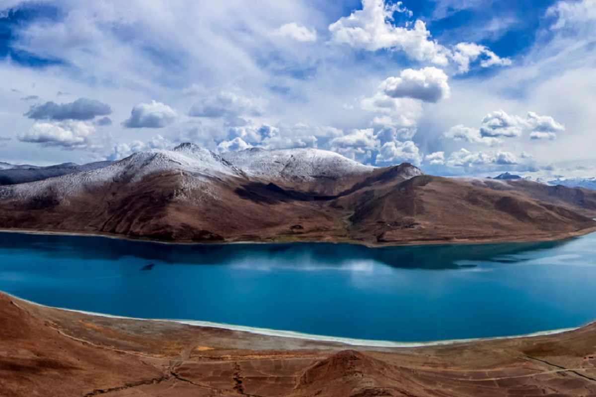 लडाखमधील पँगॉन्ग तलावावर (Pangong Lake) चीन (China) पूल बांधत आहे. किमान दोन महिन्यापासून तिथं निर्माणकार्य सुरू आहे. नवीन सॅटेलाईट फोटोतून स्पष्टपणे दिसतंय की चीन पँगॉन्ग तलावाच्या कमी खोली असलेल्या भागात पूल बांधत आहे. हे क्षेत्र गलवान व्हॅलीच्या अगदी जवळ आहे. वास्तविक नियंत्रण रेषेपासून (Line of Actual Control) 25 किलोमीटरच्या आत चीनच्या भागात हा पूल आहे. हा पूल तलावाच्या उत्तर आणि दक्षिण भागांना जोडेल. त्यामुळे चिनी लष्कराला (PLA) दोन्ही भागांपर्यंत पोहोचणे सोपे होणार आहे. त्यामुळे हा तलाव पुन्हा एकदा चर्चेत आला आहे. (प्रतिकात्मक फोटो: शटरस्टॉक)