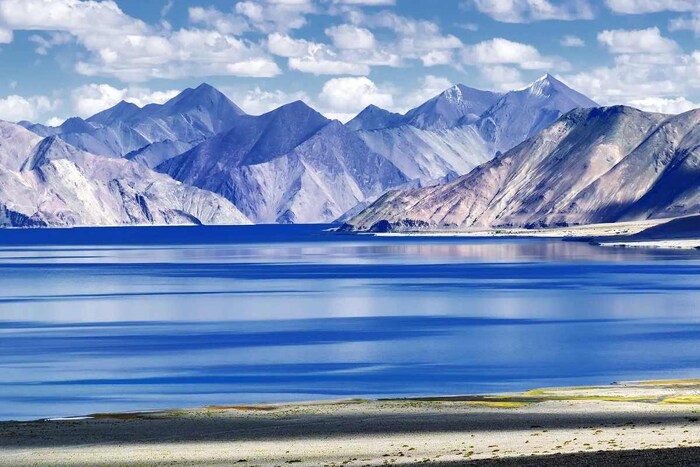 पँगॉन्ग सरोवराचा (Pangong Lake) सर्वात रुंद भाग 5 किलोमीटर आहे तर सर्वात पातळ भाग फक्त 500 मीटर आहे. चीन या भागावर पूल बांधत आहे. हा पूल चिनी लष्कराचा (PLA) सुमारे 140 ते 150 किलोमीटरचा प्रवास वाचवू शकेल. म्हणजेच आता या दोन्ही भागात पोहोचण्यासाठी जिथे चिनी सैन्याला 12 तास लागत होते, आता फक्त 3-4 तासच पूर्णत: पोहोचता येणार आहेत. (प्रतिकात्मक फोटो: शटरस्टॉक)