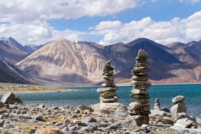 मे 2020 मध्ये पँगॉन्ग सरोवराच्या (Pangong Lake) उत्तरेकडील किनाऱ्यापासून भारत आणि चीन (China) यांच्यातील सीमा संघर्ष सुरू झाला. त्याच वेळी, ऑगस्ट 2020 मध्ये दक्षिणेकडील किनाऱ्यावर संघर्ष सुरू झाला. भारतीय लष्कराने याच महिन्यात दक्षिणेकडील अनेक शिखरे काबीज केली. तेव्हापासून चीन आपल्या परिसरात रस्तेबांधणीसारखी कामे करत आहे. (प्रतिकात्मक फोटो: शटरस्टॉक)