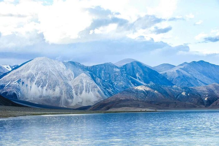 संपूर्ण पॅंगॉन्ग सरोवर एकूण पाच उप-तलावांनी तयार झाले आहे. पँगोग त्सो, त्सो न्याक, रम त्सो (ट्विन लेक्स) आणि न्याक्सो, हे सरोवर खारे पाणी असलेल्या हिमनद्या वितळल्याने तयार झाले आहे. त्यानंतरही हिवाळ्यात हा तलाव पूर्णपणे गोठतो. त्याचे क्षेत्रफळ सिंधू नदीच्या क्षेत्रापेक्षा वेगळे आहे. परंतु, असे मानले जाते की तो एकेकाळी त्याचा भाग होता. (प्रतिकात्मक फोटो: शटरस्टॉक)
