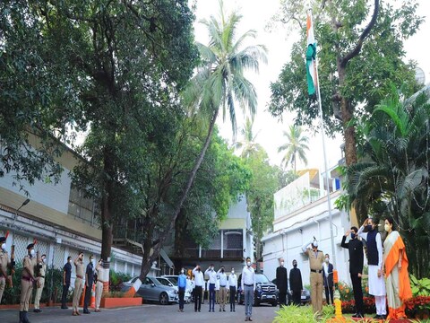 मुख्यमंत्री उद्धव ठाकरे यांच्या पत्नी रश्मी ठाकरेंच्या विरोधात पोलीस आयुक्तांकडे तक्रार दाखल करण्यात आली आहे.