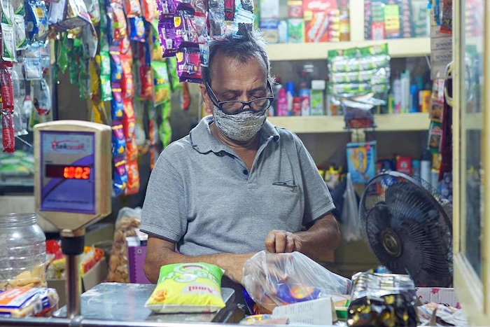 दैनंदिन वापरातील (Household Items) वस्तूंचे भाव (Prices) गगनाला भिडू लागले आहेत. महामारीच्या (Pandemic) काळात हे अधिक दिसून आले आहे. लॉकडाऊनच्या काळात ग्राहक घरातच बसून होते आणि बाजारपेठा बंद होत्या. मागणी आणि पुरवठा दोन्ही खूपच कमी झाले होते. त्याच वेळी, रेस्टॉरंट आणि खाद्य उद्योग पूर्णपणे ठप्प झाला होता. दुसरीकडे कारखाने आदी बंद असल्याने कच्च्या मालाचा पुरवठा विस्कळीत झाला. प्लास्टिक, काँक्रीट, स्टील आदींच्या किमती वाढू लागल्या. परिणामी सर्वच वस्तू महाग होऊ लागल्या. (प्रतिकात्मक छायाचित्र: सुप्रभात/शटरस्टॉक)