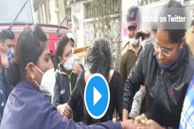 VIDEO: सातारा जिल्हाधिकारी कार्यालयासमोर महिलेचा आत्मदहनाचा प्रयत्न VIDEO: सातारा जिल्हाधिकारी कार्यालयासमोर महिलेचा आत्मदहनाचा प्रयत्न