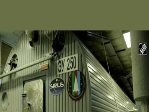 दीर्घ अंतराळ मोहिमांवर (Long Space Missions) सुरू असलेल्या संशोधनात एक विशेष संशोधन केले जात आहे. अंतराळवीर जेव्हा अंतराळात किंवा एखाद्या ग्रहावर बराच काळ एकटे राहतात तेव्हा त्या एकाकीपणाचा त्यांच्यावर काय परिणाम होतो आणि ते त्याला कसे सामोरे जातील याचा अभ्यास रशियातील (Russia) शास्त्रज्ञ करत आहेत. रशियामधील मोठ्या मोहिमेतील सहभागींना 240 दिवसांसाठी चार कक्षांमध्ये बंदिस्त केले जाते.

