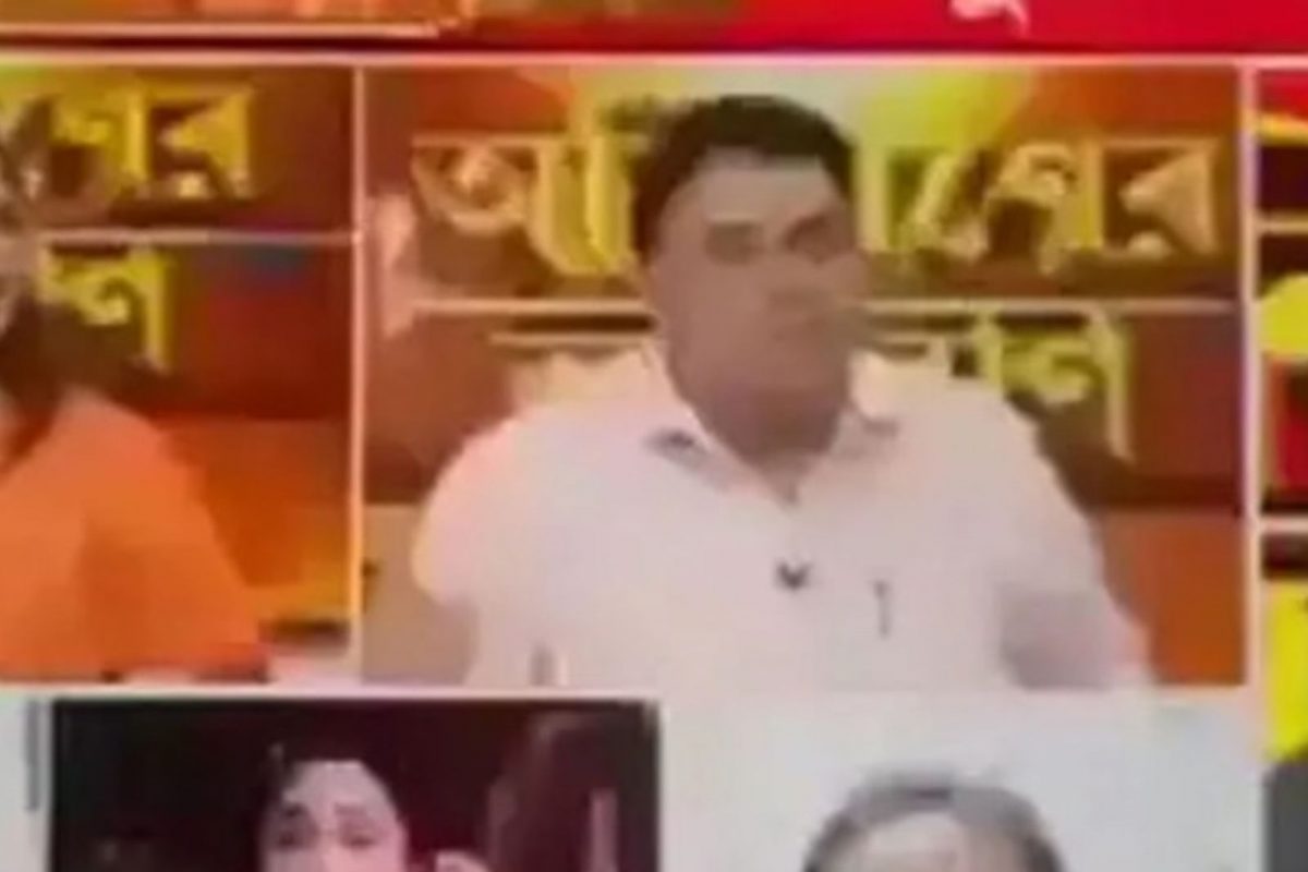 VIDEO : TV डिबेटमध्ये बोलू दिलं नाही; Live असतानाच महिला पॅनलिस्टचं विचित्र कृत्य
