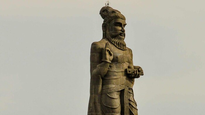 तिरुक्कुरुलची रचना करणारे अमर तमिळ कवी तिरुवल्लुवर यांचा हा पुतळा पर्यटकांना खूप आकर्षित करतो. 38 फूट उंच चौथाऱ्यावर बांधलेली ही मूर्ती 95 फूट आहे. या पुतळ्याची एकूण उंची 133 फूट असून तिचे वजन 2000 टन आहे. ही मूर्ती साकारण्यासाठी एकूण 1283 दगडांचा वापर करण्यात आला होता. तसेच ही मूर्ती तिरुक्कुरलच्या 133 अध्यायांचे प्रतिनिधित्व करते आणि त्यांची तीन बोटे, म्हणजे अराम, पोरुल आणि इनबाम, नैतिकता, संपत्ती आणि प्रेम या तीन विषयांचा अर्थ दर्शवितात.