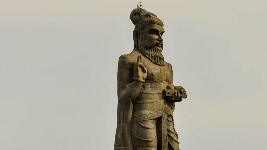 तिरुक्कुरुलची रचना करणारे अमर तमिळ कवी तिरुवल्लुवर यांचा हा पुतळा पर्यटकांना खूप आकर्षित करतो. 38 फूट उंच चौथाऱ्यावर बांधलेली ही मूर्ती 95 फूट आहे. या पुतळ्याची एकूण उंची 133 फूट असून तिचे वजन 2000 टन आहे. ही मूर्ती साकारण्यासाठी एकूण 1283 दगडांचा वापर करण्यात आला होता. तसेच ही मूर्ती तिरुक्कुरलच्या 133 अध्यायांचे प्रतिनिधित्व करते आणि त्यांची तीन बोटे, म्हणजे अराम, पोरुल आणि इनबाम, नैतिकता, संपत्ती आणि प्रेम या तीन विषयांचा अर्थ दर्शवितात.