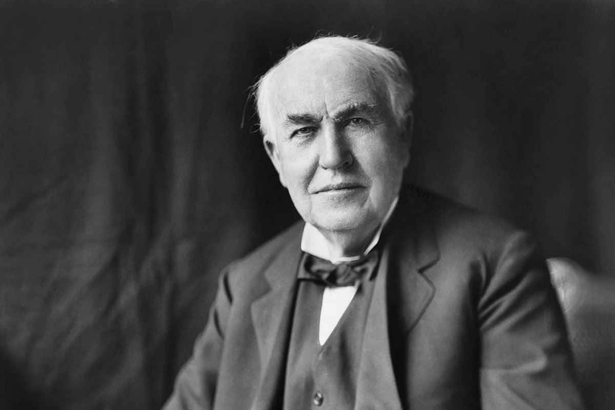 निकोला टेस्ला (Nikola Tesla) यांच्या बुद्धिमत्तेचा (Intelligence) दृष्टिकोन त्यांच्या मालक थॉमस अल्वा एडिसनबद्दलच्या त्यांच्या विधानातून दिसून येतो. ते म्हणाले, की एडिसनला जर पेंढ्यामधून सुई काढायची असेल, तर ते एक-एक पेंढा काढून ती सुई सापडेपर्यंत शोधतील. टेस्ला याचं म्हणणं होतं, की थोडं थिअरी आणि मॅथ वापरलं तर तो 90 टक्के मेहनत वाचवू शकतो. (फोटो: विकिमीडिया कॉमन्स)