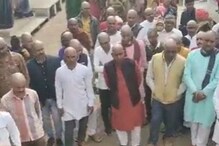 कोरोनाबाबतची ती प्रार्थना आली फळाला; सामूहिक मुंडण करत नागरिकांचा जल्लोष, VIDEO कोरोनाबाबतची ती प्रार्थना आली फळाला; सामूहिक मुंडण करत नागरिकांचा जल्लोष, VIDEO