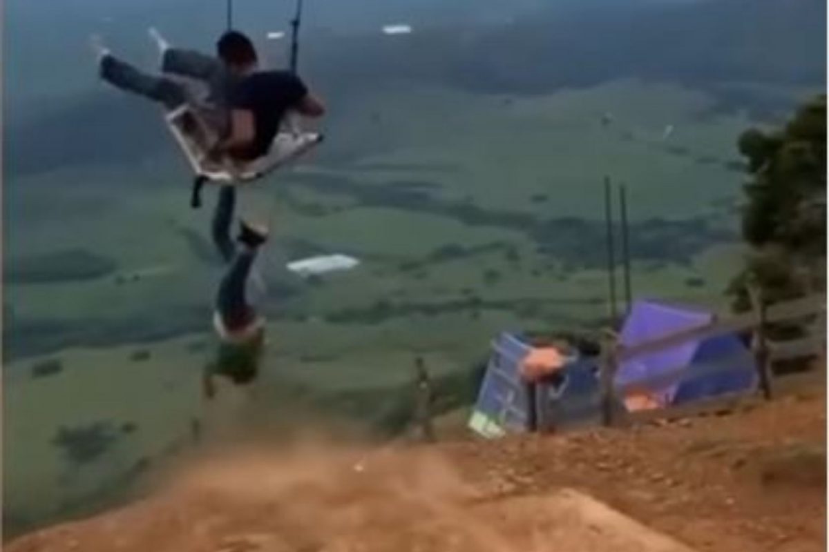 दरीच्या कडेला उभा राहून मित्राला देत होता झोका; अचानक पाय घसरला अन्..., थरकाप उडवणारा VIDEO