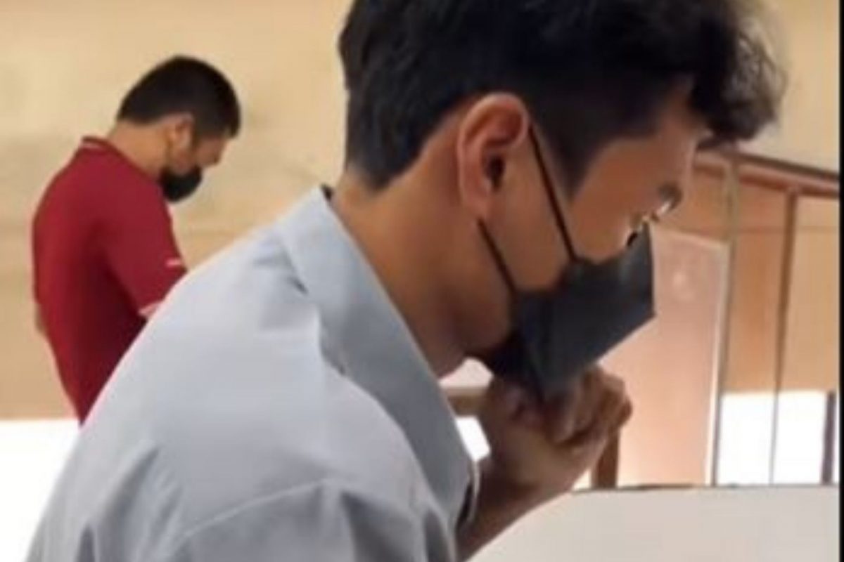 परीक्षेत कॉपी करण्यासाठी विद्यार्थ्याचा अजब जुगाड; VIDEO पाहून चक्रावून जाल