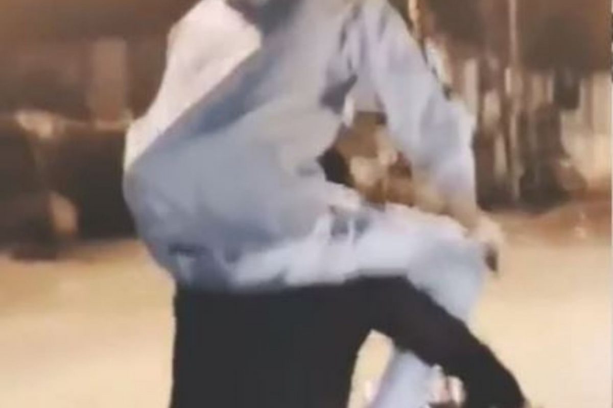 ...अन् काहीच वेळात उतरली हिरोगिरी! बाईक स्टंटनंतर तरुणांची झालेली अवस्था जाणून खळखळून हसाल