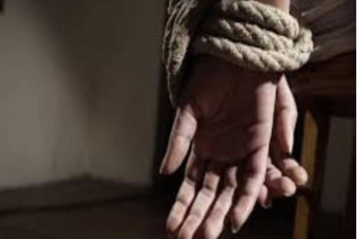 एकतर्फी प्रेमातून गाठला क्रूरतेचा कळस; अपहरण करत महिलेच्या हातावर लिहिला धक्कादायक मेसेज