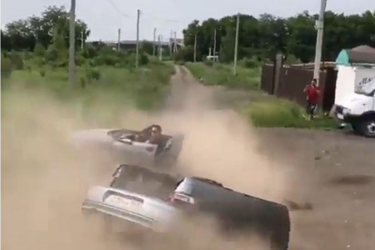 स्टंट करत असतानाच अचानक कारचे 2 तुकडे झाले अन्...; Shocking Video