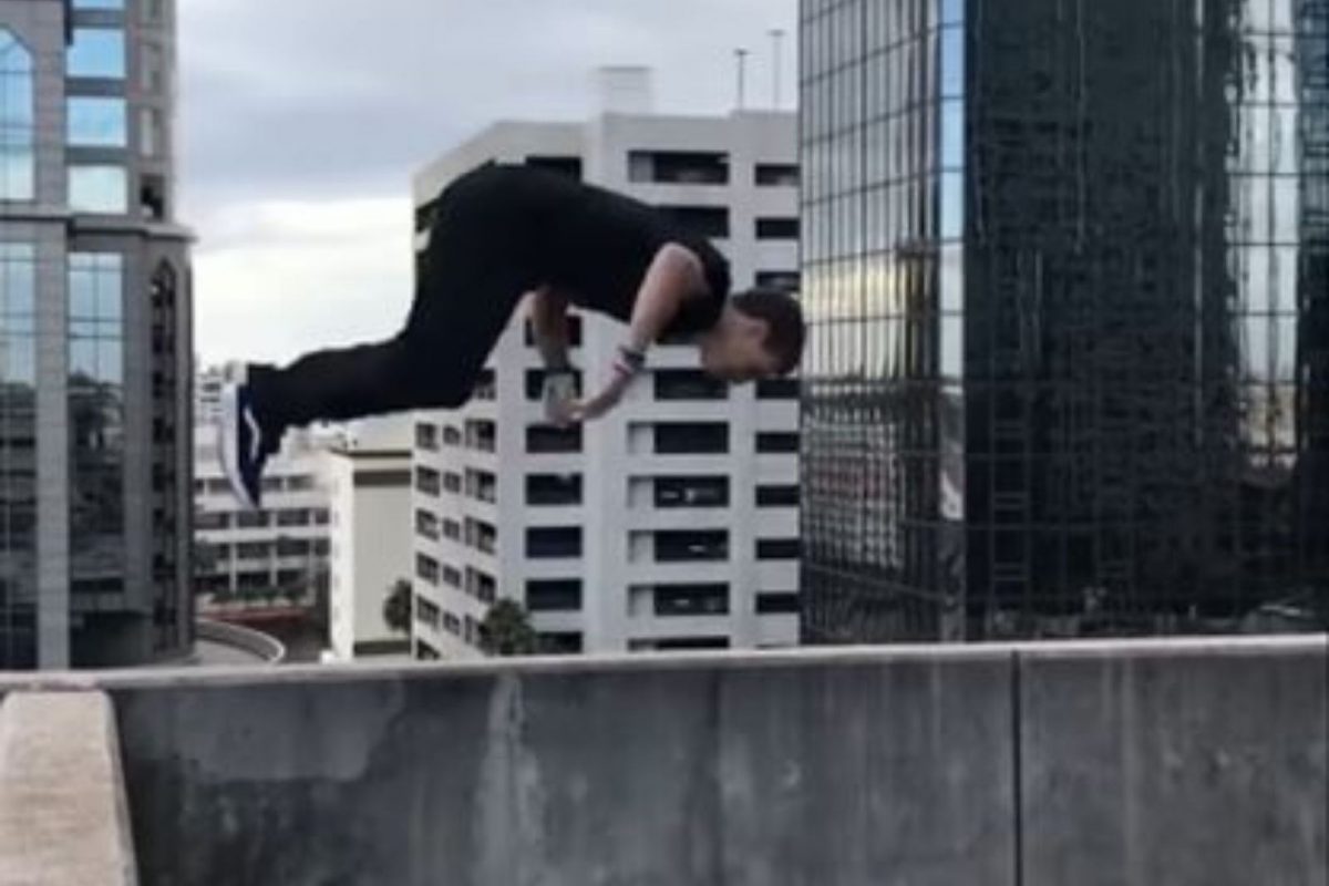 तरुणाने उंच इमारतीवरुन उडी घेतली अन्....; धडकी भरवणारा VIDEO VIRAL