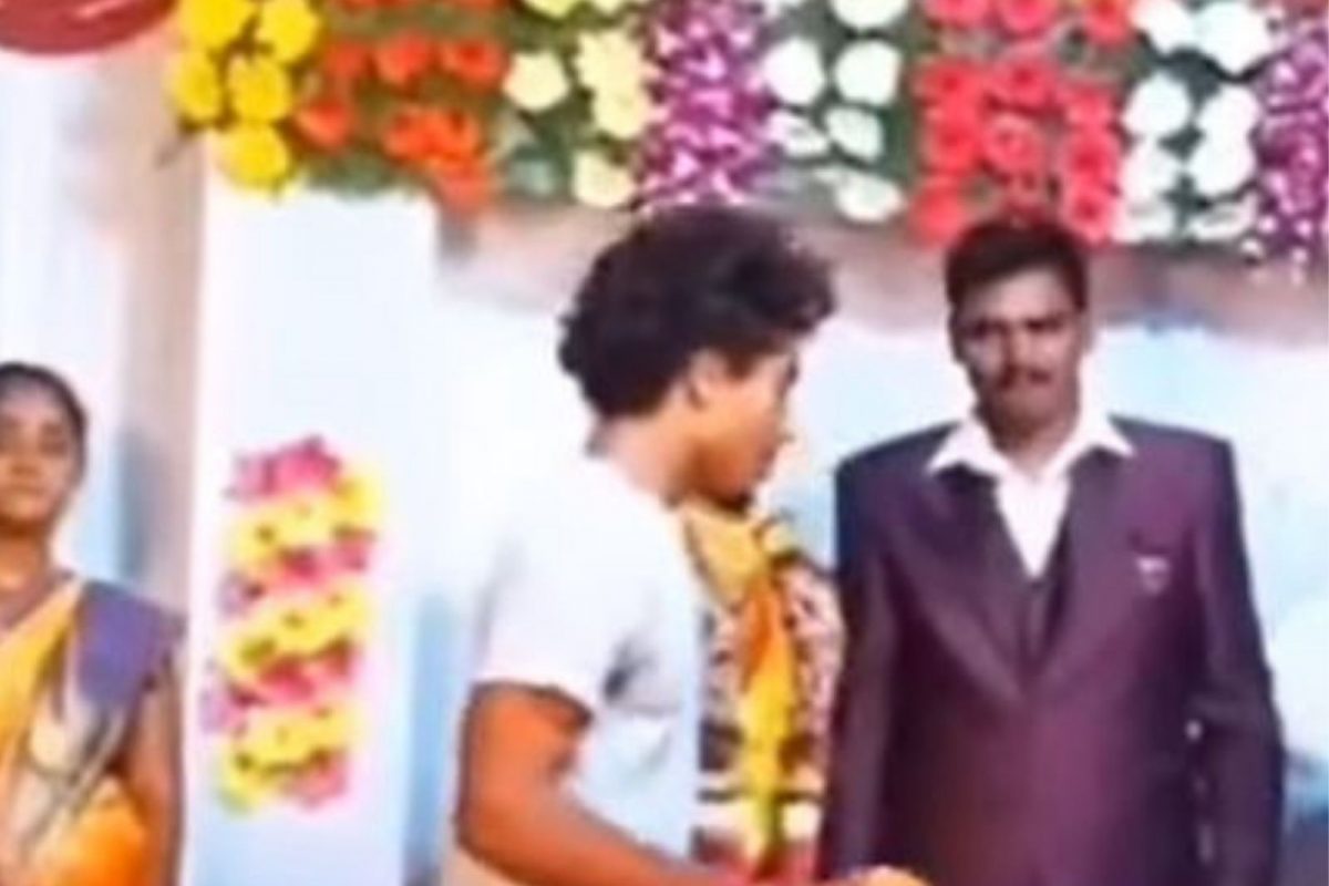 नवरी-नवरदेवाला इम्प्रेस करायला गेला अन् झाला पोपट; लग्नाच्या स्टेजवरच आपटला तरुण, मजेशीर VIDEO