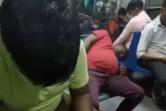 VIDEO: तुम्हीही रेल्वे प्रवासादरम्यान आरामात झोपता? मग एकदा या व्यक्तीची झालेली अवस्था बघाच