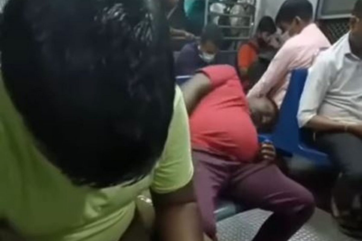 VIDEO: तुम्हीही रेल्वे प्रवासादरम्यान आरामात झोपता? मग एकदा या व्यक्तीची झालेली अवस्था बघाच