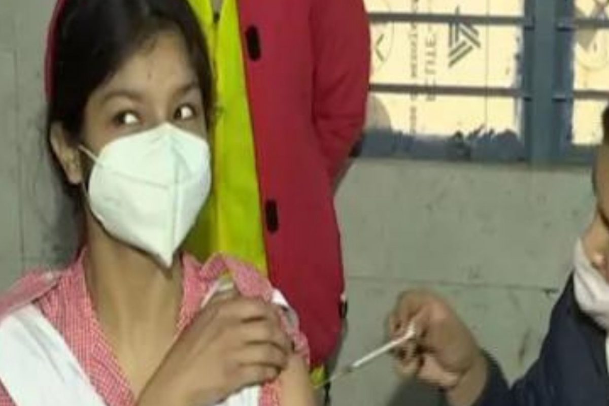 सावधान! तुमच्या मुलांना चुकीची लस दिली जात नाहीये ना? 15-18 वयोगटातल्या मुलांसाठी केवळ या लशीला मिळालीये परवानगी