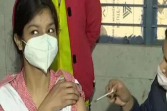 सावधान! तुमच्या मुलांना चुकीची लस दिली जात नाहीये ना? 15-18 वयोगटातल्या मुलांसाठी केवळ या लशीला मिळालीये परवानगी