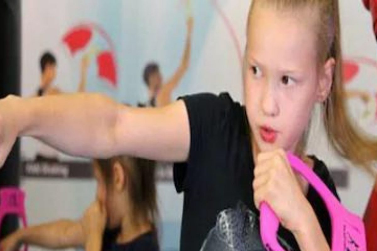 12 वर्षीय मुलीचं बॉक्सिंग स्किल पाहून व्हाल अवाक; हाताने पाडलं भलंमोठं झाड, VIDEO VIRAL