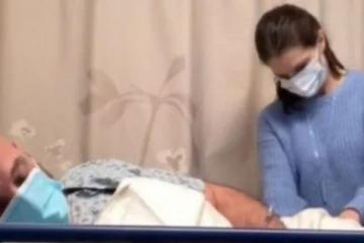 महिलेनं रुग्णालयात दाखल असलेल्या पतीच्या पायाजवळ लपवली अजब चिठ्ठी; वाचून डॉक्टरही थक्क