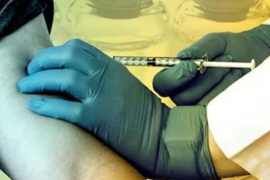 5 वर्षांपूर्वी अपघातात गमावला आवाज; कोरोनाची 'ही' लस घेताच पुन्हा फाडफाड बोलू लागला व्यक्ती