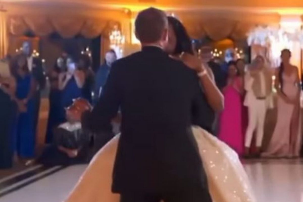 VIDEO : डान्स करताना केलेली एक चूक भोवली; मंडपातच धाडकन कोसळले नवरी-नवरदेव