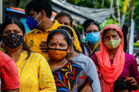 देशात खरंच लागणार लॉकडाऊन? बिस्किट आणि दारू खरेदीसाठी उसळली गर्दी, विक्रीत मोठी वाढ