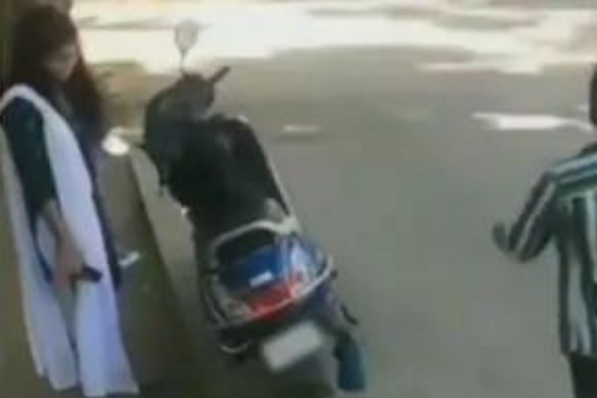 दिवसाढवळ्या तरुणीच्या डोळ्यात फेकली धूळ, पाठमोरी होताच भामट्याने पळवली स्कूटी, चोरीचा Shocking Video