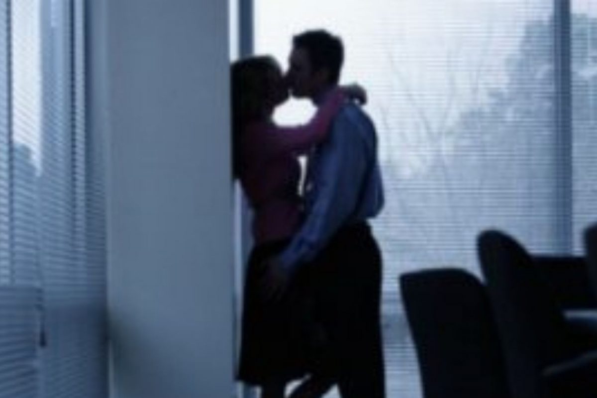 गिफ्ट म्हणून रोमान्ससाठी प्रियकराला दिली दुसरीच तरुणी; रिलेशनमध्ये आला भलताच ट्विस्ट