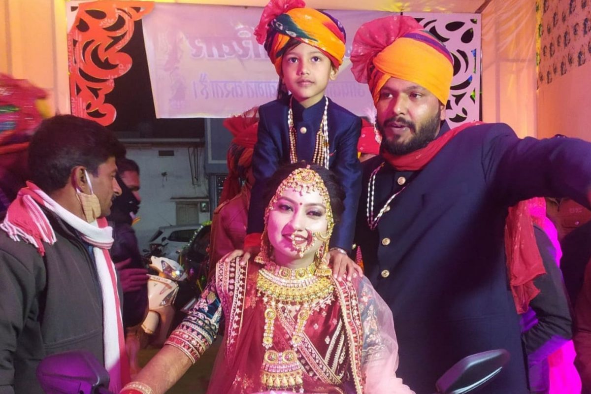 नवरदेवाला मागच्या सीटवर बसवून थेट स्कूटीवर मंडपात पोहोचली नवरी; अनोख्या एन्ट्रीचा VIDEO