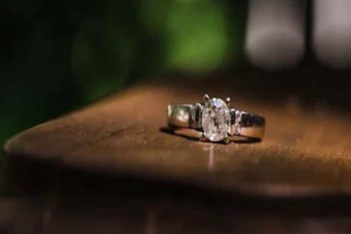 गर्लफ्रेंडसाठी घेतली 4 कोटीची अंगठी पण...; तिचं सत्य समोर येताच हादरला तरुण