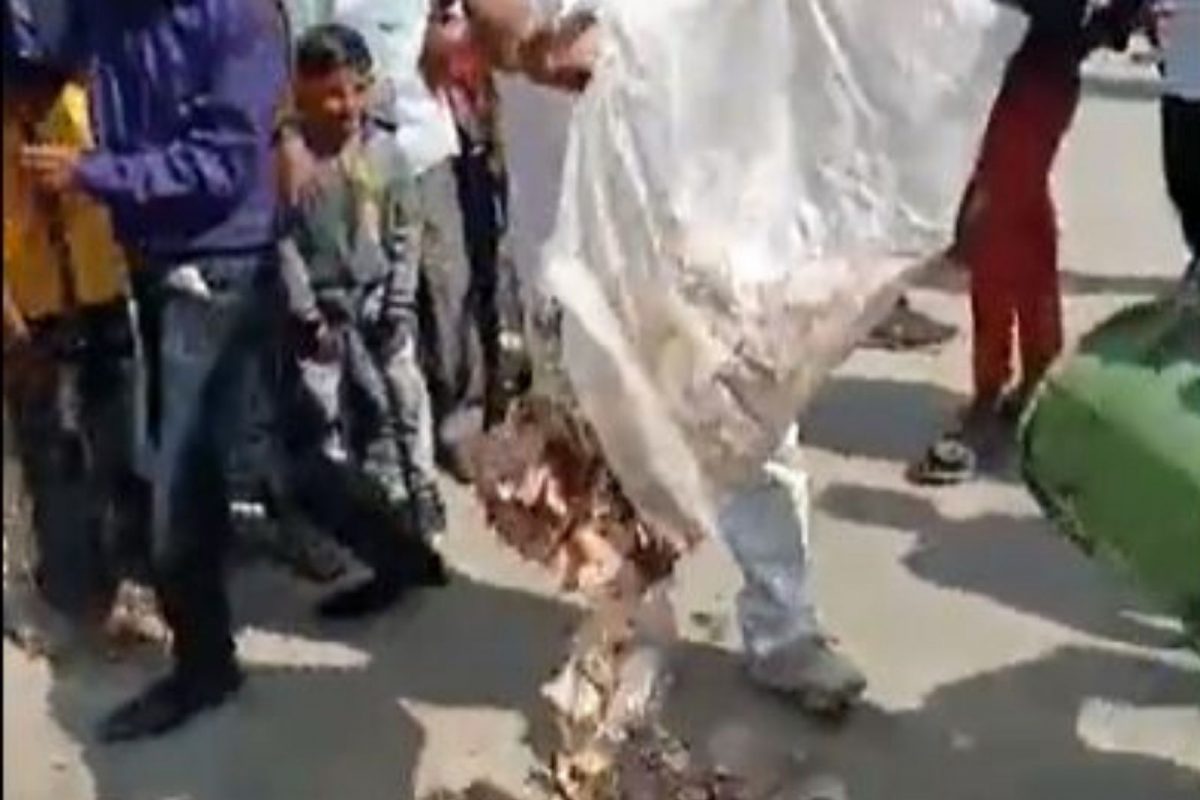 आनंदाच्या भरात नातेवाईकांनी पिशव्यांमध्ये भरून रस्त्यावर फेकले पैसे, वरातीत नोटांचा सडा, VIDEO