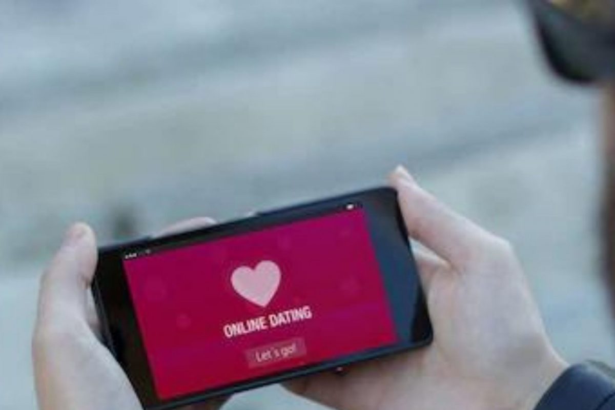 ऑनलाईन डेटिंग तरुणाला पडलं महागात; महिलेनं 8 लाख रुपये लुटले, मग चाकू गळ्यावर ठेवला अन्...