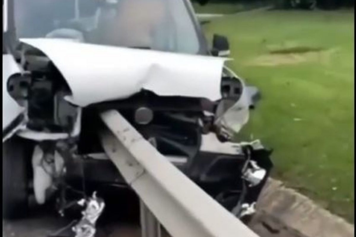 थेट कारच्या आरपार शिरला भलामोठा लोखंडी खांब; भीषण अपघाताचा Shocking Video