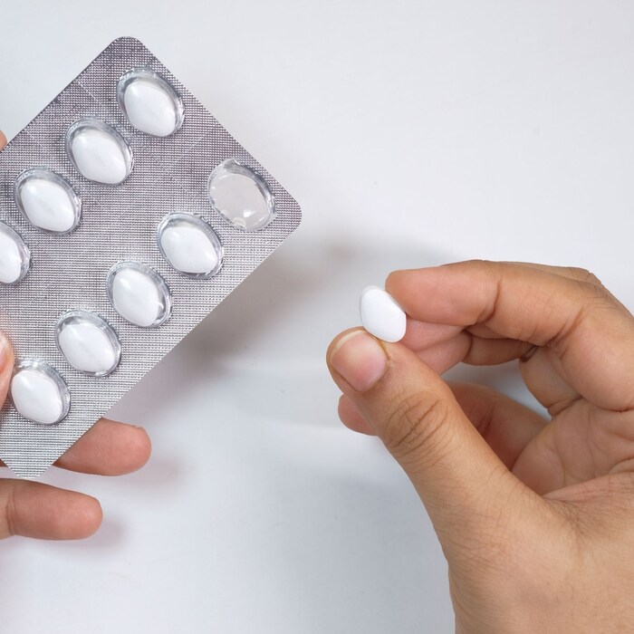 पॅरासिटामॉलमध्ये स्टिरॉइड्स असतात, त्यामुळे त्याचा चुकीचा डोस तुमच्या आरोग्याला खूप हानी पोहोचवू शकतो. पॅरासिटामॉलच्या ओव्हरडोजमुळे काही वेळा साइड इफेक्ट्स देखील होऊ शकतो.  (फोटो सौजन्य - Canva)