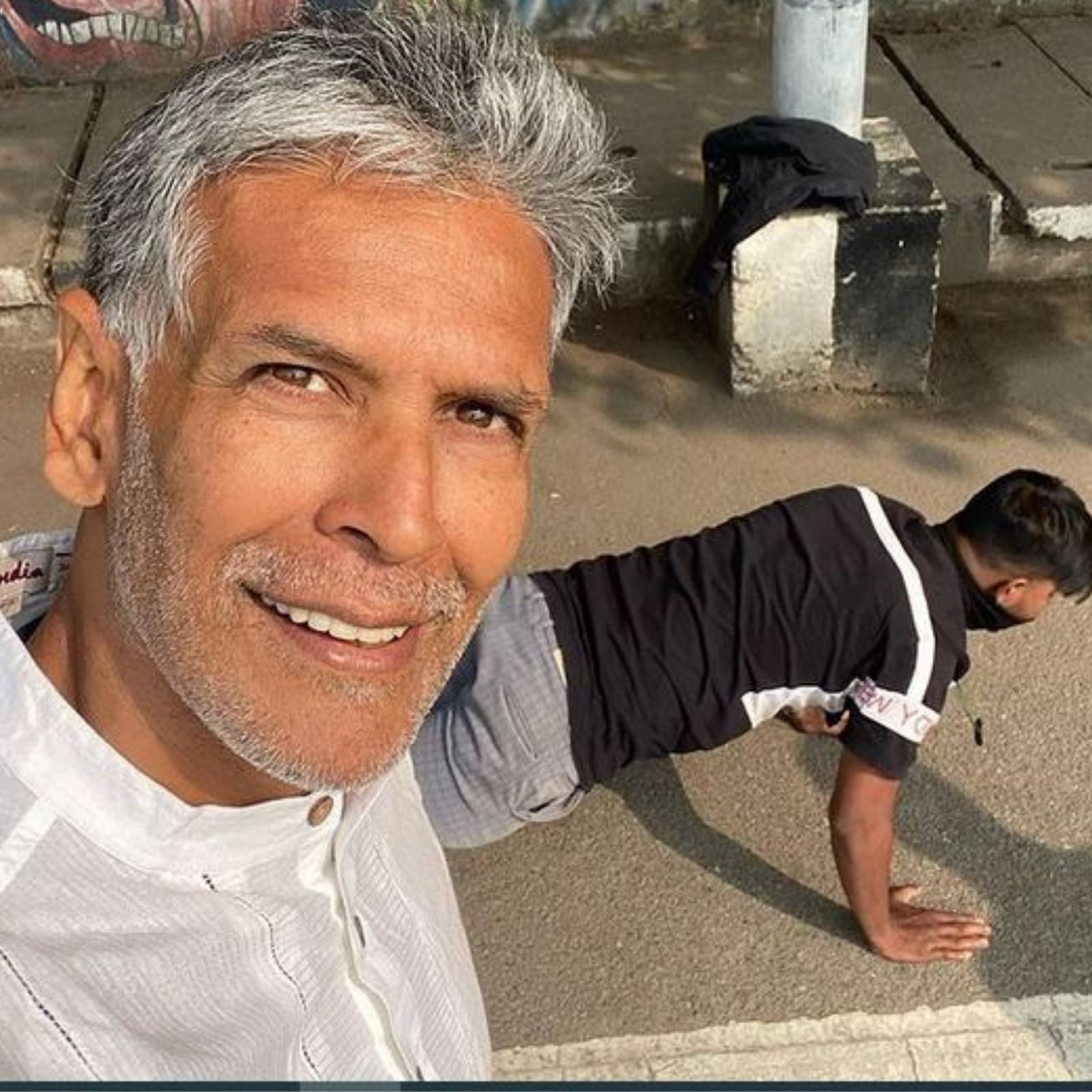 अभिनेते मिलिंद सोमण वयाच्या पन्नाशीनंतरसुद्धा तितकेच फिट अँड हँडसम आहेत. त्यांचा फिटनेस पाहून तरुणसुद्धा थक्क होतात. परंतु यासाठी ते अतिशय मेहनत घेतात. त्यांना असं वाटतं सर्वांनीच जगण्यासाठी हा कानमंत्र अवलंबला पाहिजे. 