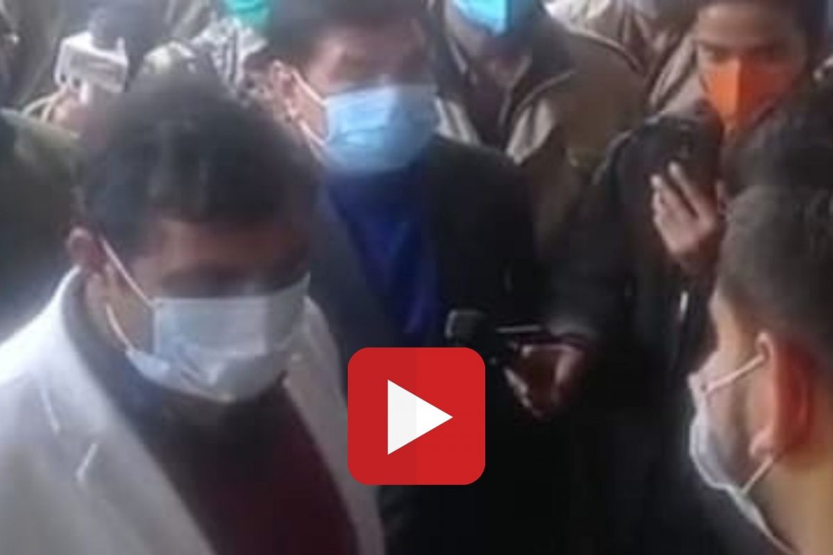Video Viral: विद्यापीठाच्या गेटवरच जिल्हाधिकाऱ्यांनी आंदोलक विद्यार्थ्यांची घेतली शाळा