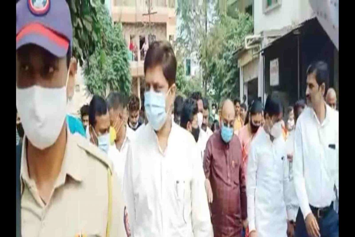 Gulabrao Patil : कोरोना वाढतोय, पण मंत्रीच ऐकेनात, गुलाबराव पाटील पुढे, प्रचंड गर्दी मागे