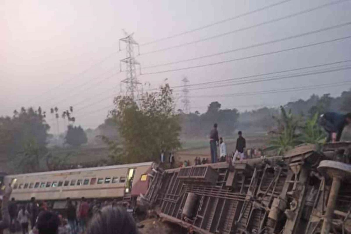 बिकानरे एक्सप्रेस रेल्वे रुळावरुन घसरल्याने मोठी दुर्घटना घडली आहे. संबंधित दुर्घटनेत अनेक प्रवासी जखमी झाल्याची धक्कादायक माहिती समोर आली आहे.