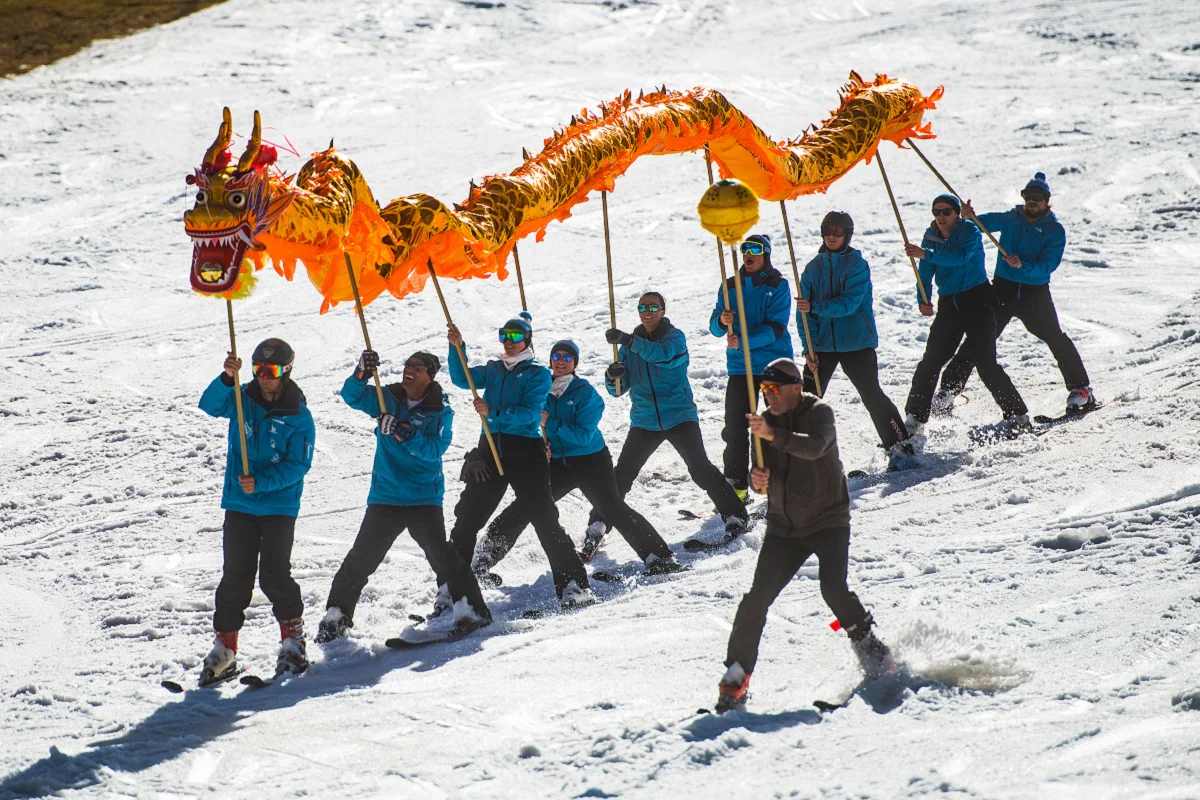हा अहवाल इंग्लंडमधील लॉफबरो विद्यापीठातील प्रोटेक्ट अवर विंटर्स एन्व्हायर्नमेंट ग्रुप आणि स्पोर्ट्स इकोलॉजी ग्रुपच्या संशोधकांनी तयार केला आहे. त्यात म्हटले आहे की हे केवळ ऊर्जा आणि पाण्याच्या तीव्रतेबद्दल नाही तर या हिवाळी ऑलिम्पिकमध्ये (Winter Olympics) वारंवार वापरल्या जाणार्या रसायनांबद्दल आहे, ज्यामुळे बर्फ हळूहळू वितळतो आहे. यामुळे हे खेळ खेळताना धोका निर्माण झाल्याचे तज्ञ सांगत आहे. (प्रतिकात्मक फोटो: शटरस्टॉक)