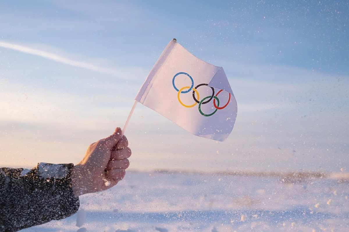 यंदाचे हिवाळी ऑलिम्पिक (Winter Olympic) बीजिंग आणि झांजियाकौ या दोन सह-आयोजक शहरांमध्ये नैसर्गिकरीत्या कोरड्या हवामानात होणार आहेत. संशोधनानुसार, या शहरांमध्ये स्नो मशीनद्वारे रासायनिक प्रक्रिया केलेले 490 लाख गॅलन पाणी साठवले जाईल असा अंदाज आहे. बर्फ तयार करण्यासाठी केवळ नैसर्गिक पाऊस आणि पुनर्वापर केलेले पाणी वापरल्याचा दावा चीनने वारंवार केला आहे. (प्रतीक फोटो: मॅटिक स्टोज लोमोव्हसेक/शटरस्टॉक)